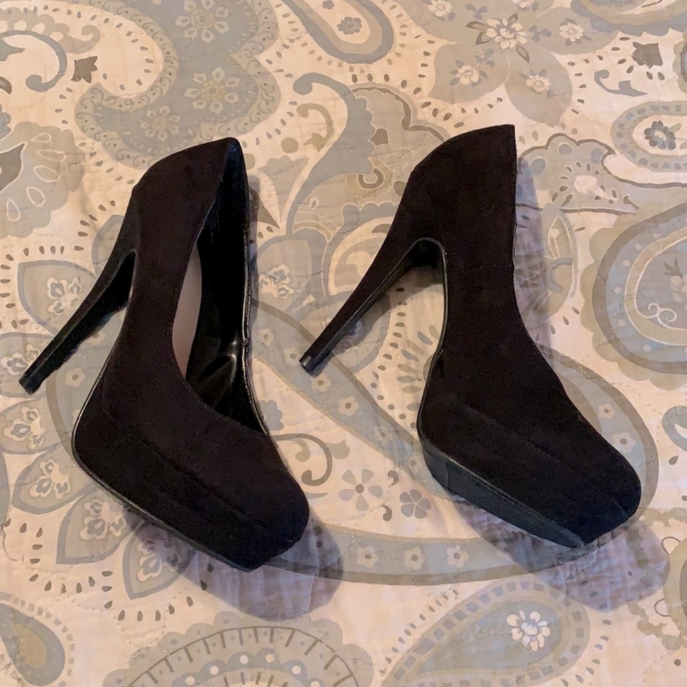 Lauren Conrad black velvet pumps